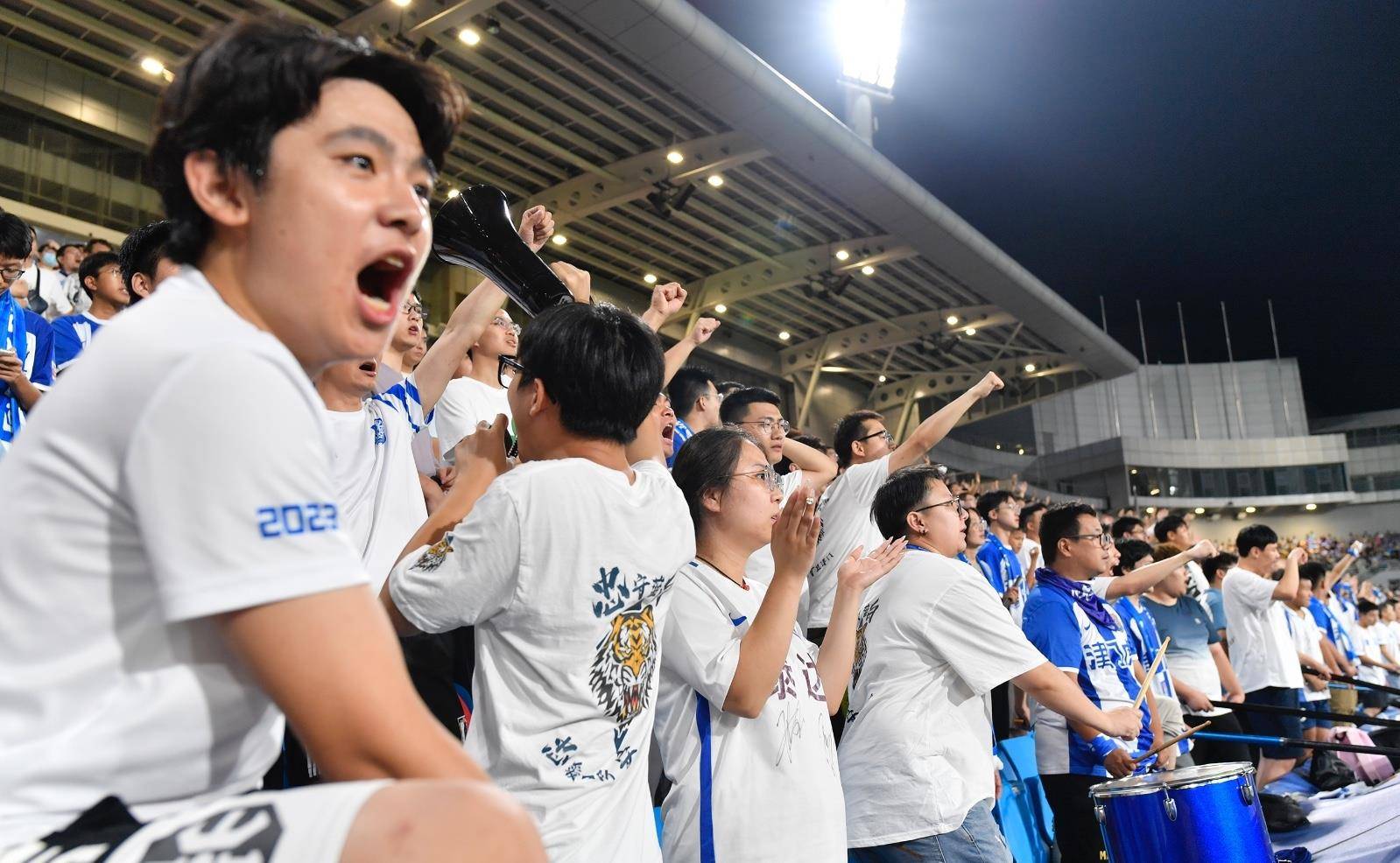 爱游戏在线-关于国际足球盛事拉开帷幕，球迷热衷追逐激动瞬间的信息