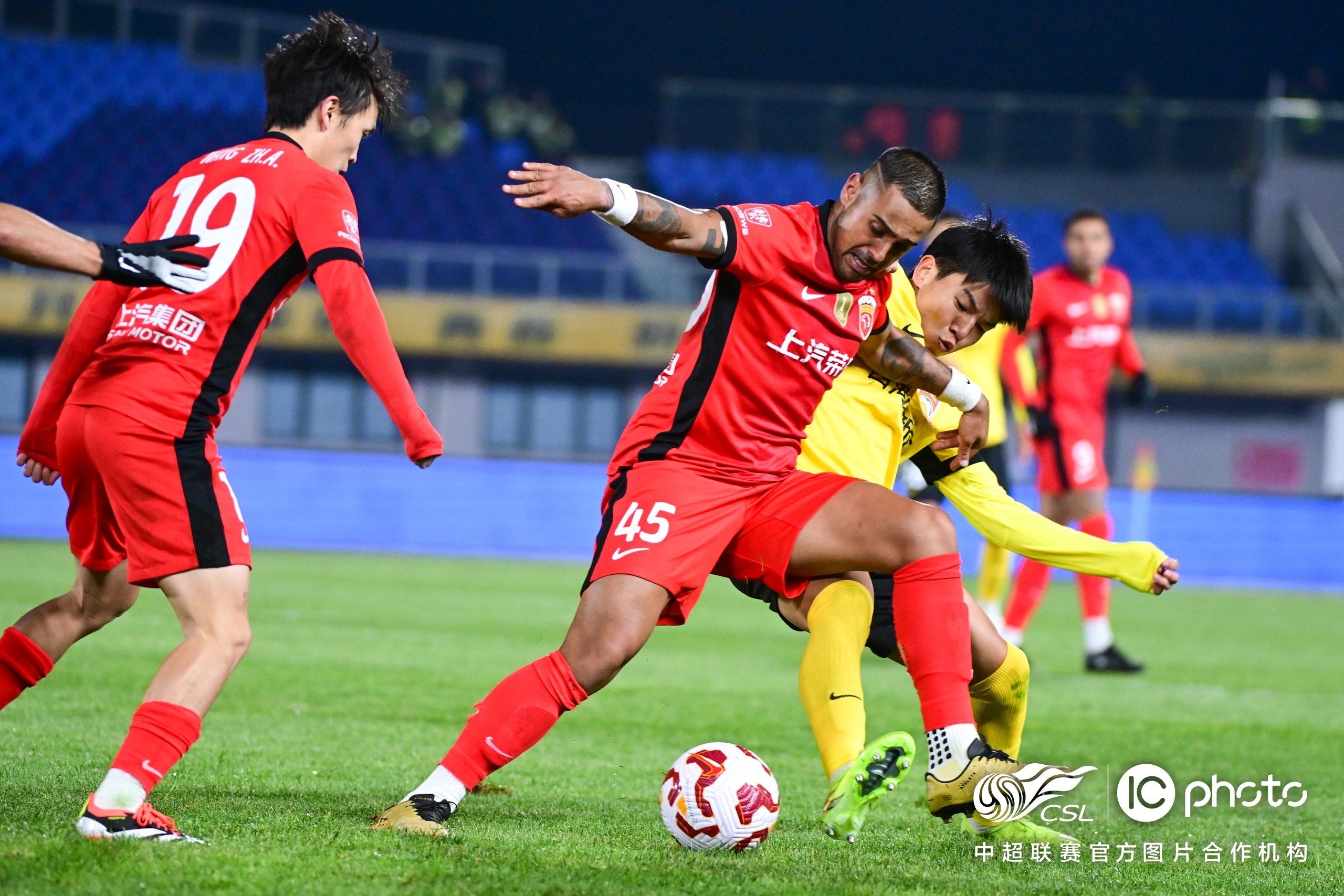 青岛外援爆发，帮助球队赢得双杀