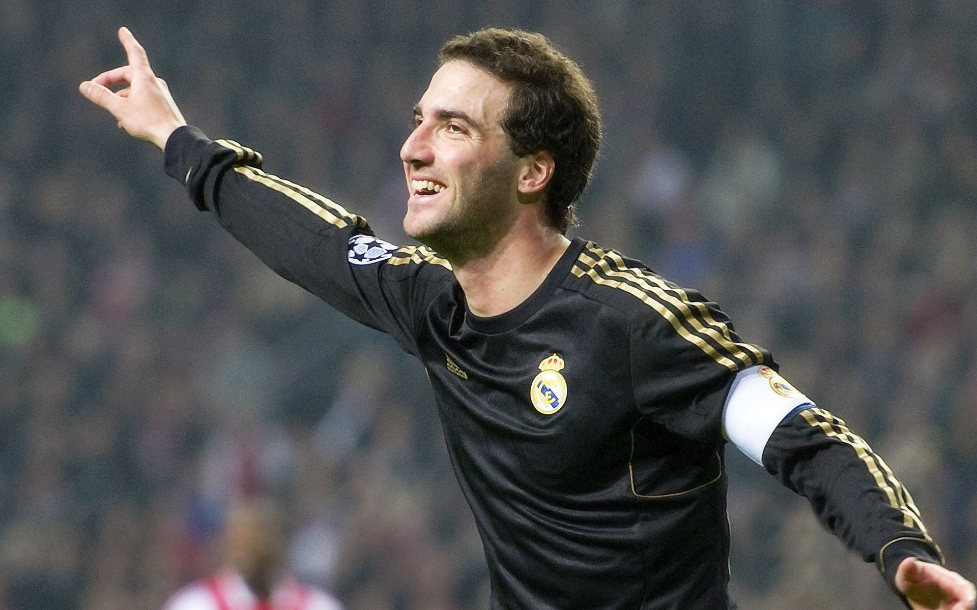 爱游戏大厅-当利物浦的红色风暴席卷绿茵场，从安菲尔德到NBA季后赛的跨界启示