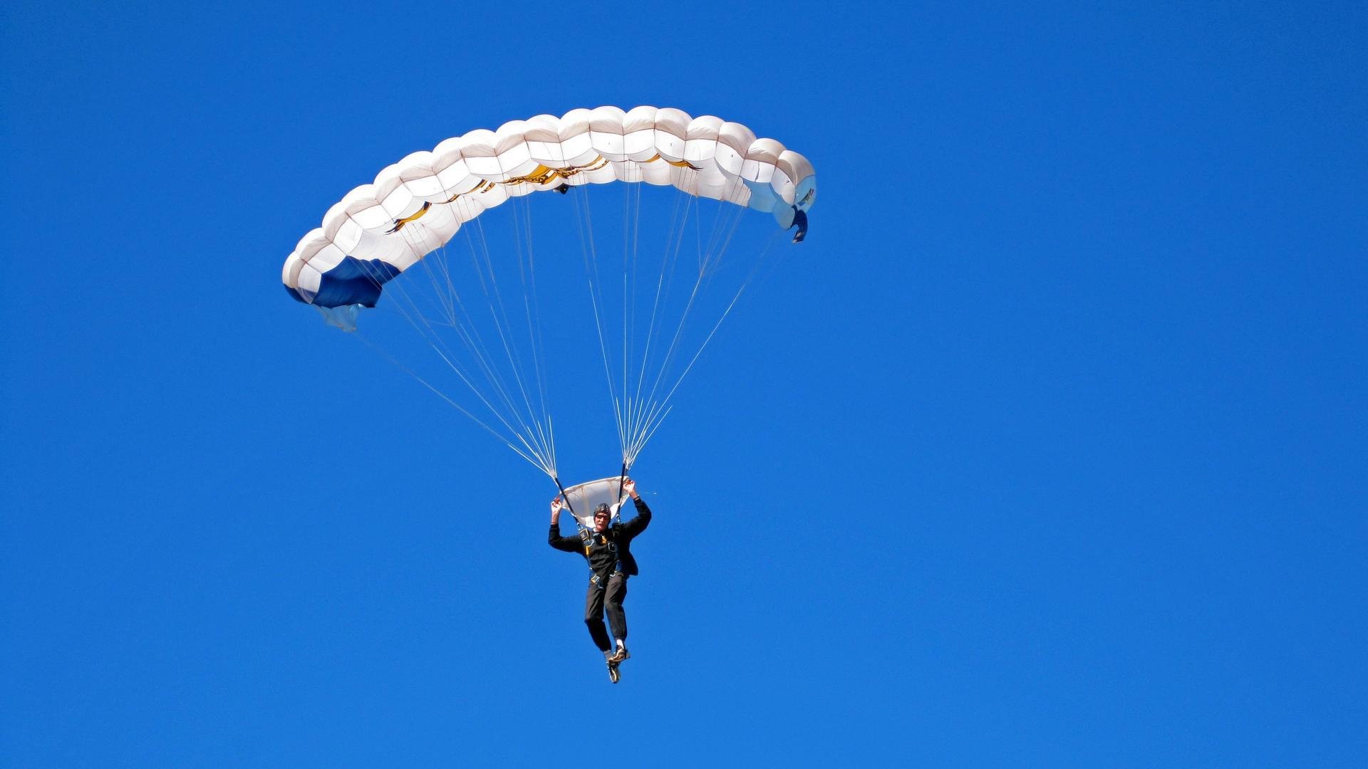 赛道上的孤勇者，佩雷兹扛起全队，迈凯伦惊险战胜威廉姆斯